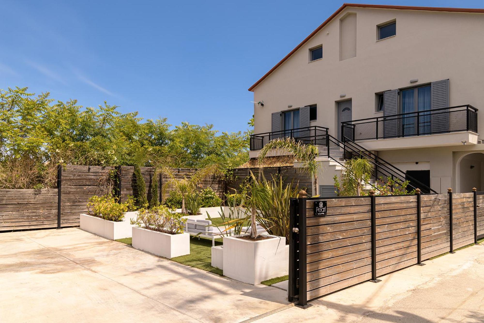 Pearl Luxury Living Apartment Laganas